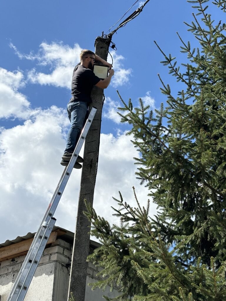 монтаж світильника на стовпі парковка Житомир
