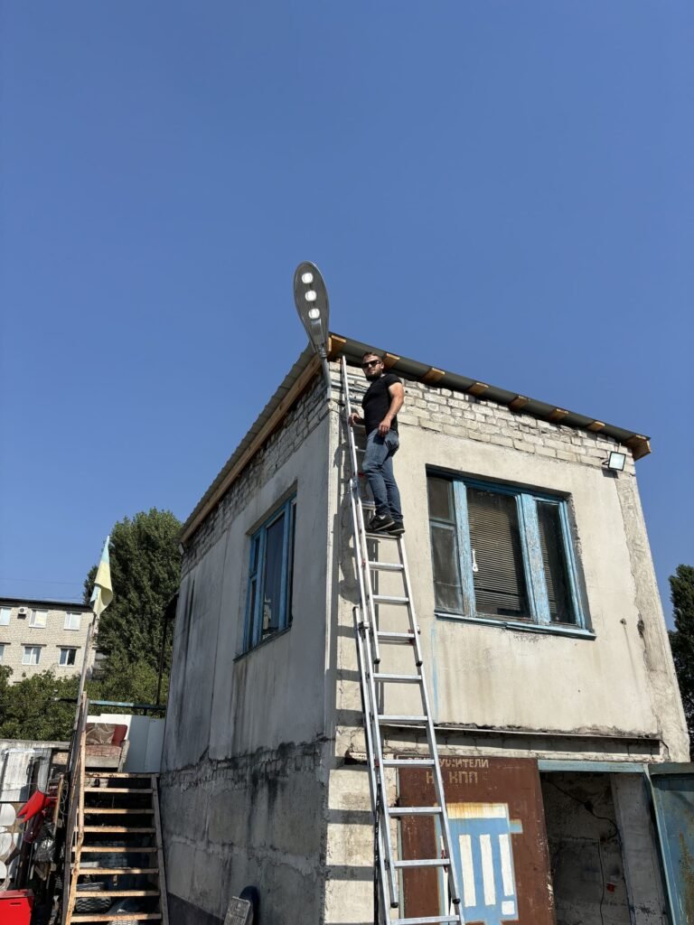 установка прожектора на будівлі Житомир