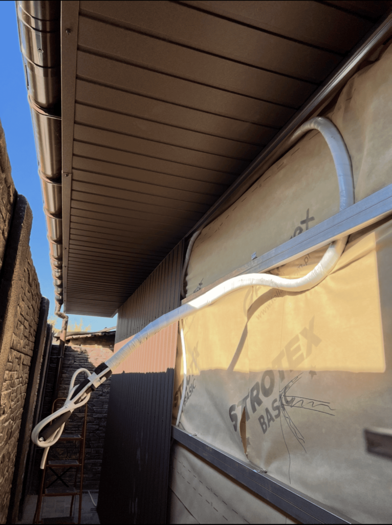 закладання траси кондиціонера під фасадом будівлі Житомир