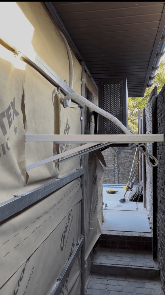 закладання траси кондиціонера під фасадом літньої тераси Житомир